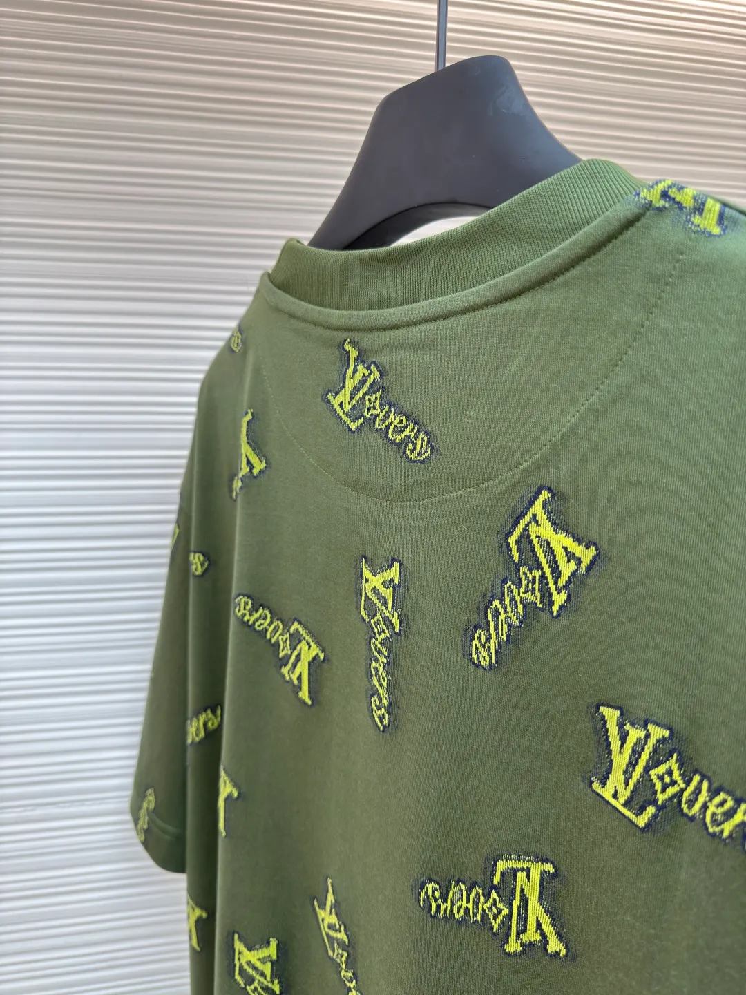 LOUIS VUITTON cut-out letter T-shirt ●Authentic product: purchased and developed at 8950 ●Item number: 1680397-A85 ●Fabric: combed cotton yarn fabric ●Technology: washed production ●Version: fitted version ●Weight: about 255 grams ●Size: XS-S-M-L ●Description: The fabric is made of 60S double-ply combed cotton yarn. The color of the bulk yarn is ordered and dyed. The Y version is purchased and the hem fabric is disassembled to analyze the yarn parameters. The green embryo is woven using a 60s double-ply ring-spun yarn and an 8-cylinder fly knitting circular knitting machine. All the base and yarn threads of the gray fabric are machine-trimmed. The yarn loss rate of the gray fabric is as high as 40%. The high cost of raw material loss increases dramatically. In the later stage, an air cylinder is used for high-temperature and high-pressure washing water setting + liquid ammonia soaking to make the tissue between the yarns tighter. The overall fabric surface is flat and the reference Y version of the garment is cut by hand with front and rear positioning flowers. The overall wiring is straight and delicate, the fabric is comfortable and soft, and the color is consistent without color difference. It can be matched with the same style to create a fashionable look and control various occasions. Customized accessories, complete with three standards, same style for men and women!